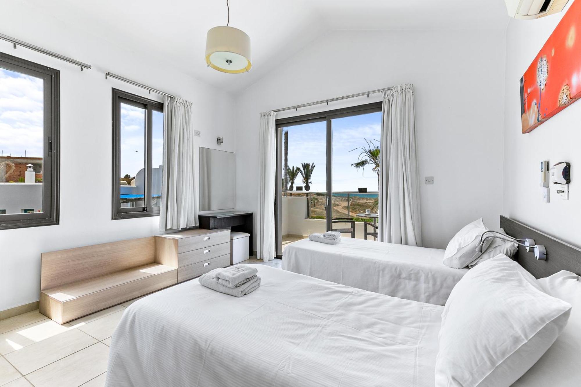 Platzia Beach Villas Paphos Exterior photo