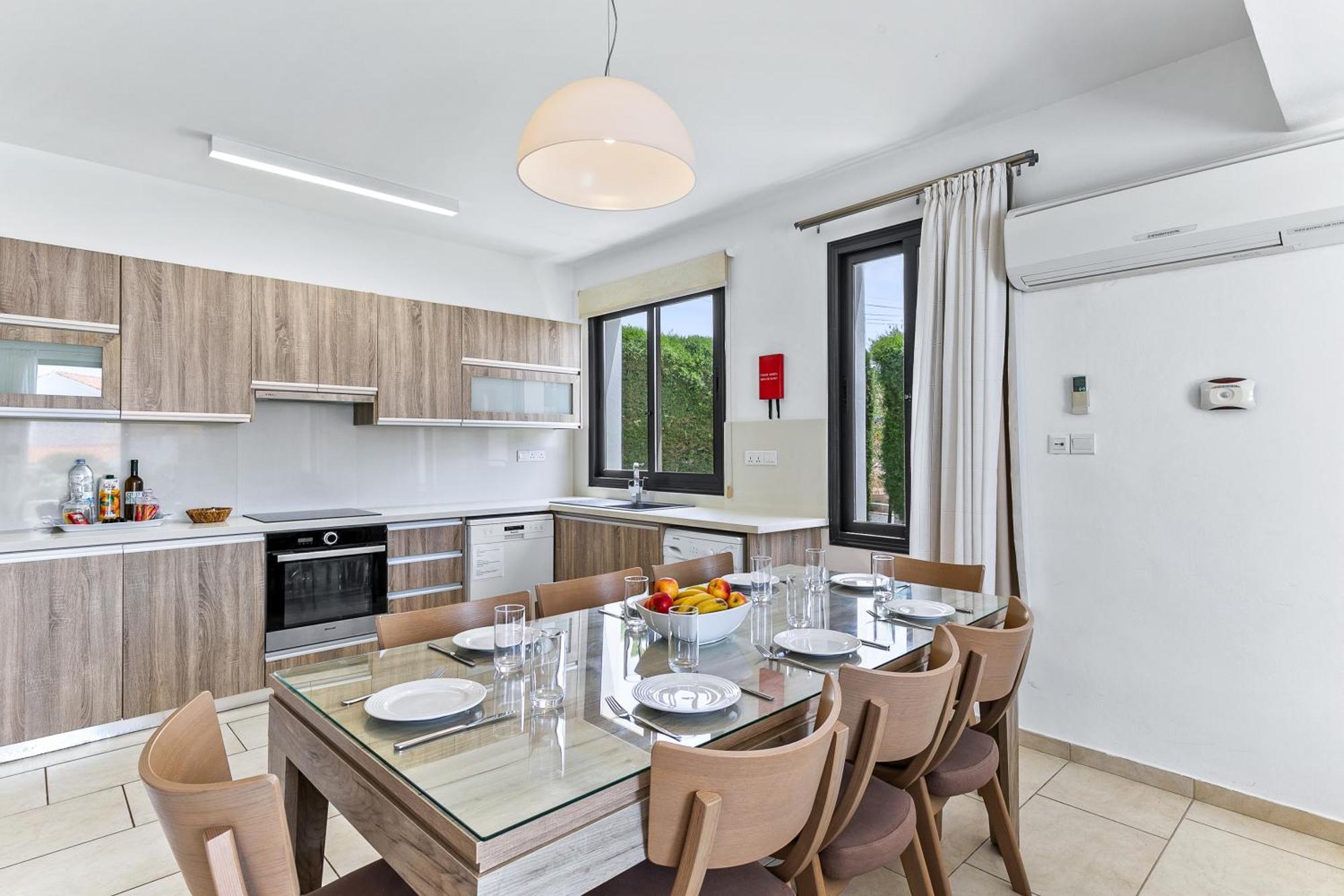 Platzia Beach Villas Paphos Exterior photo