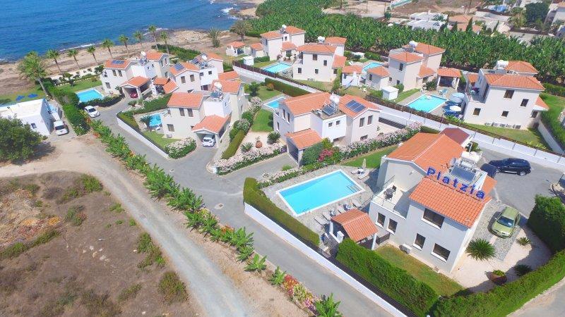 Platzia Beach Villas Paphos Exterior photo