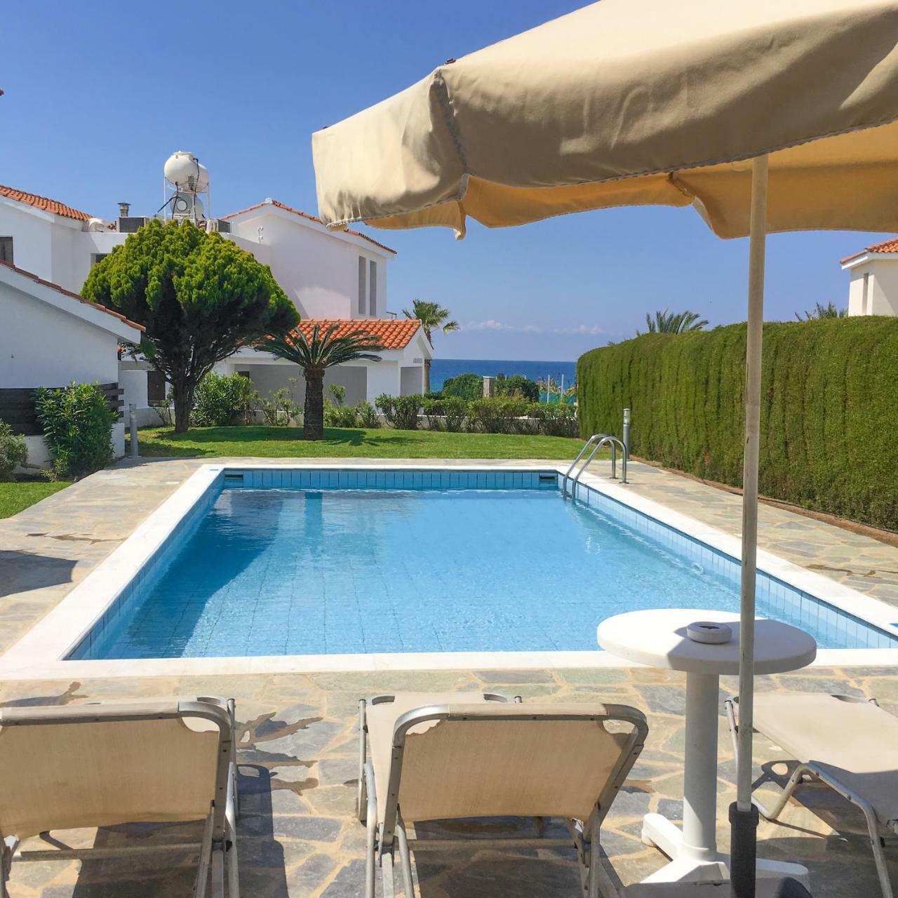 Platzia Beach Villas Paphos Exterior photo